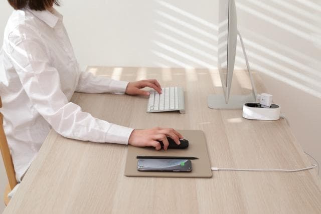 POUT HANDS 3 Pro Combo - Fast Wireless Charging Mouse Pad + Wireless Rechargeable Mouse 2